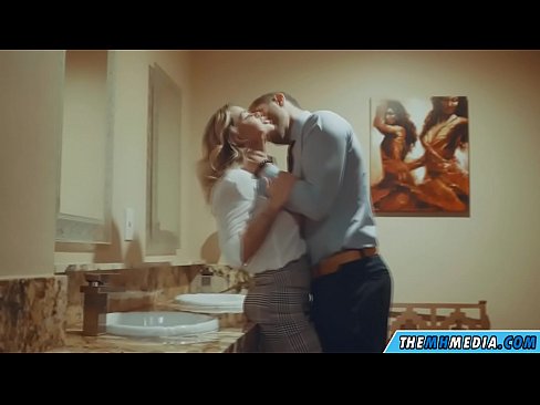 ❤️ Pamene blonde wabusty akunyengererani m'chimbudzi cha anthu onse Zolaula zamtundu wabwino pa ife% ny.porn-tub-sexer.ru% ❤